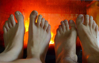 Bild: Nackte Füße vor Kamin