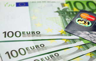 Fußbodenheizung hat niedrige Betriebskosten Bild: Euroscheine-Kreditkarte