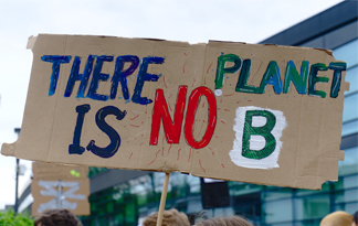 Viele Menschen gehen auf die Straße um für den Klimaschutz zu protestieren Bild: Plakat bei Klimaschutzaktion