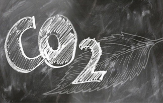 Die Maßnahme soll zu mehr Klimaschutz führen Bild: CO2-Schriftzug auf Tafel