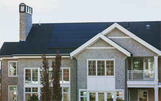 Das Sonnenlicht nutzen und sparen Bild: Haus mit Solarkollektoren auf dem Dach
