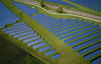 Zukunftstrend Heizen mit grünem Strom Bild: Sonnenkollektoren fange die Sonnennergie ein
