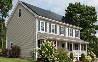 Am besten einen Energieberater mit einbeziehen, wenn es um Förderung geht Bild: Einfamilienhaus mit Solarthermie auf dem Dach