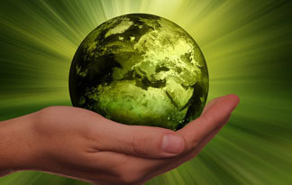 Grafik: Grüne Weltkugel in einer menschlichen Hand