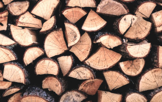 Bild: Gestapelte Holzscheite für Brennholz