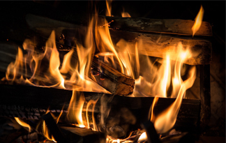 Bild: Brennendes Holz in einem Kamin